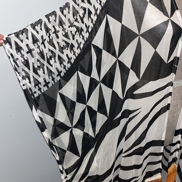 Soft Surroundings One Size
Kimono Cover Up Animal
Geometric Sheet Black Fringe - Picture 3 of 7